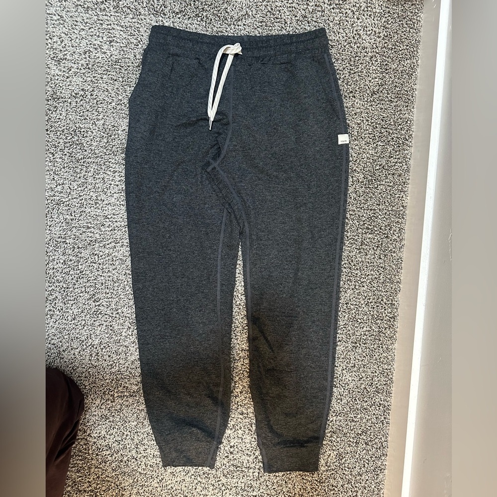 Vuori Performance Jogger. Dark gray